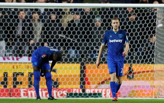 Tiền vệ Tomas Souzek thất vọng khi West Ham thua Bristol City 0-1 ở Cup FA hôm 17/1. Ảnh: Reuters