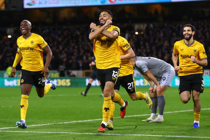Tiền đạo Matheus Cunha chia vui sau khi ghi bàn giúp Wolves thắng Everton 3-0 hôm 30/12/2023. Ảnh: Reuters