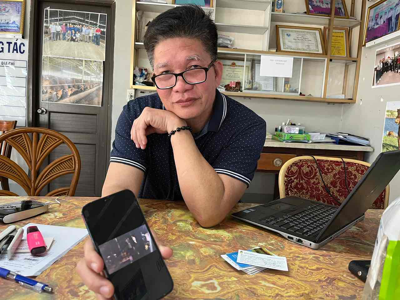 Chủ tịch Hiệp hội chăn nuôi Đồng Nai Nguyễn Trí Công cung cấp nguồn tin cho thấy tình trạng heo nhập lậu. Ảnh: Hà Anh Chiến