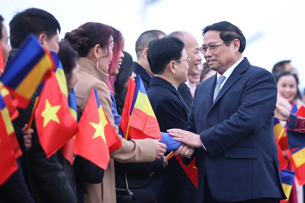 Thủ tướng Phạm Minh Chính đến Bucharest, bắt đầu thăm chính thức Romania- Ảnh 3.