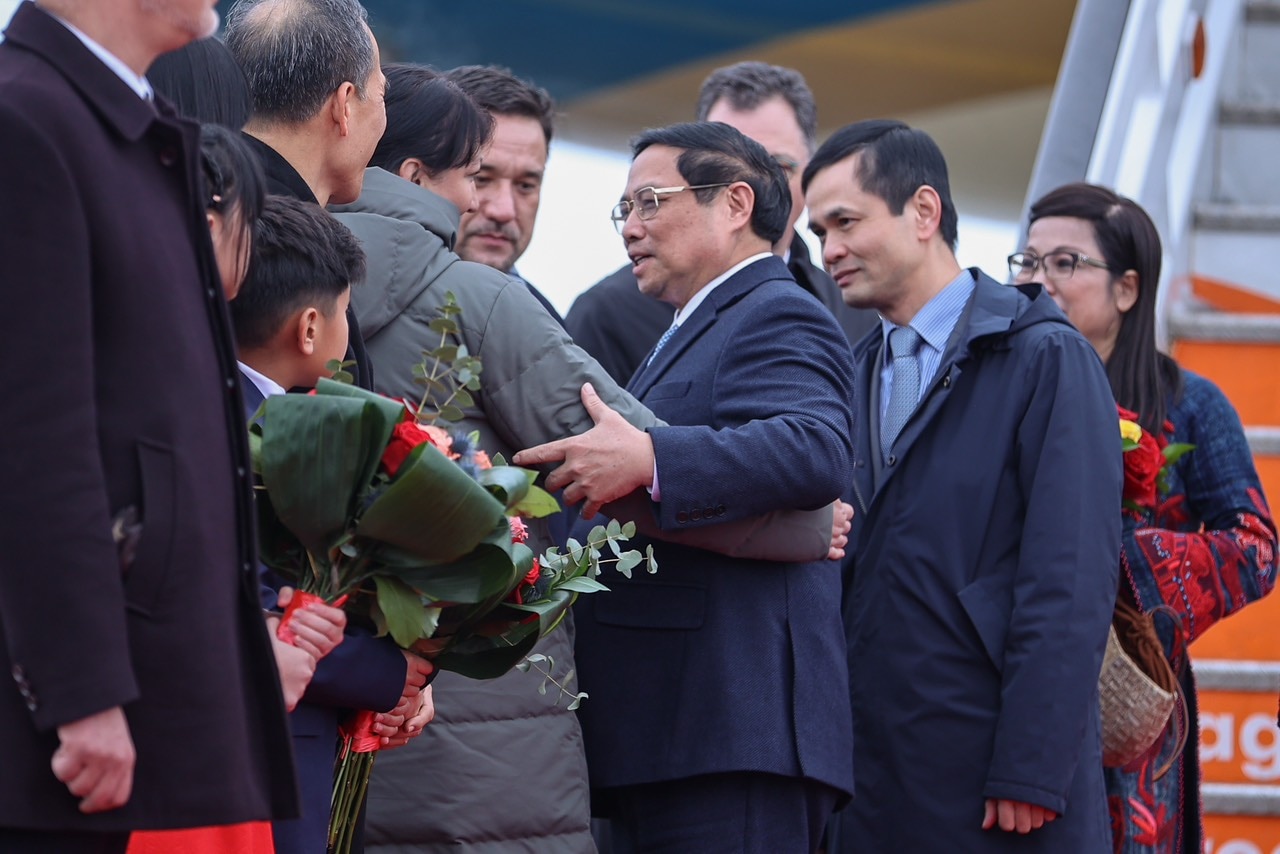 Thủ tướng Phạm Minh Chính đến Bucharest, bắt đầu thăm chính thức Romania- Ảnh 4.