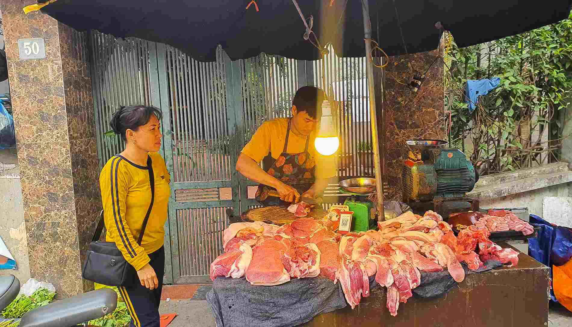 Tiểu thương cho biết, giá thịt lợn tại chợ đang có xu hướng tăng vì nguồn hàng cũng đang tăng giá. Ảnh: Phan Anh