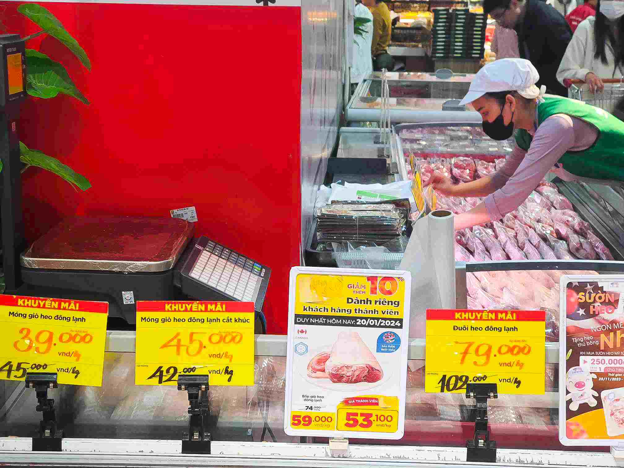 Ghi nhận tại BigC Long Biên (Hà Nội), giá các loại thịt cơ bản được giữ ổn định. Trong khi đó giá lợn đông lạnh tiếp tục giảm sâu.  