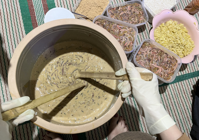 Rươi được bỏ vào hũ sành, quấy đều với các loại gia vị như vỏ quýt, thính, gừng, nghệ.. rồi đem muối trong một tháng cho chín. Ảnh: Hùng Lê