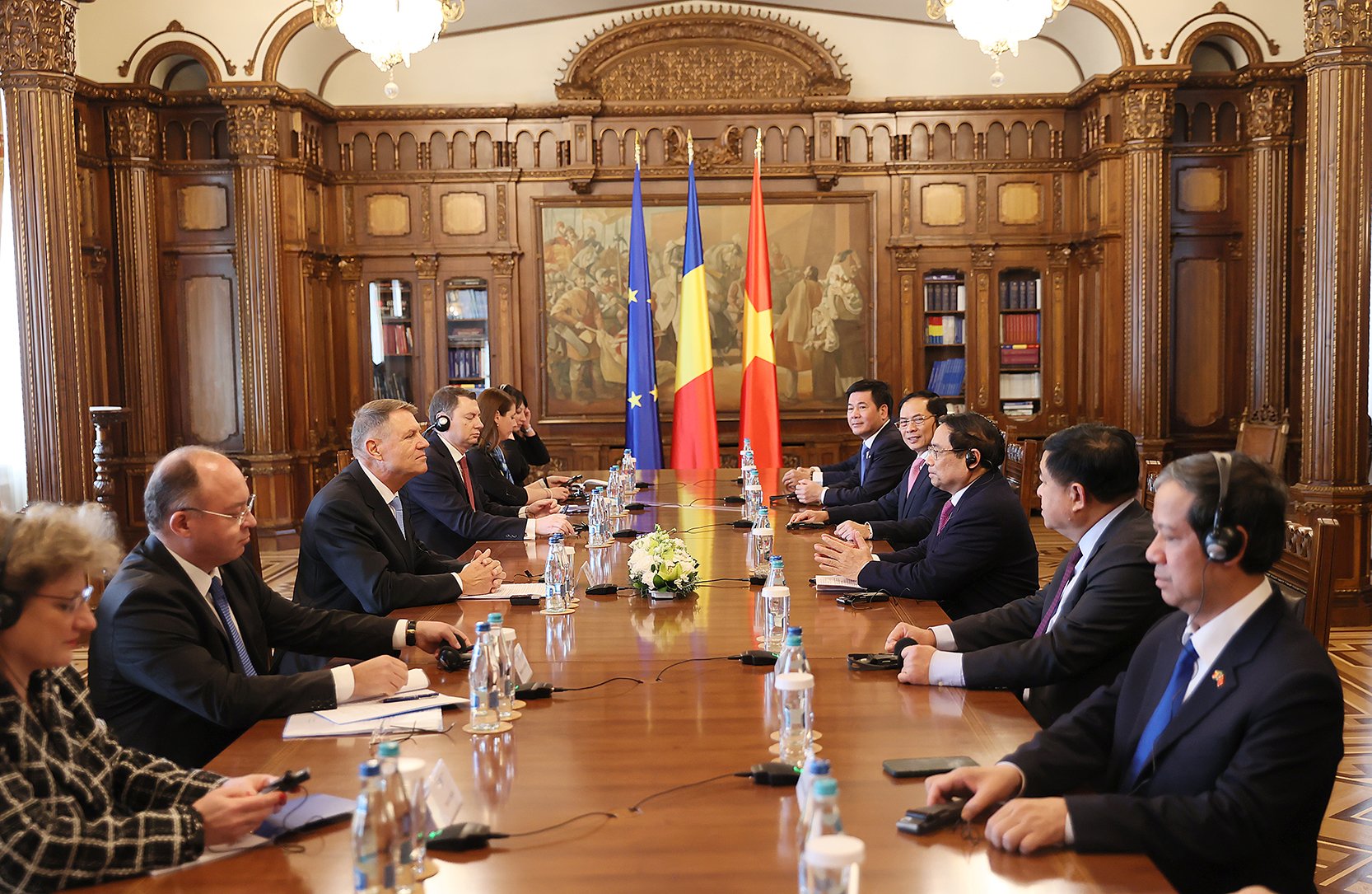 Thủ tướng Phạm Minh Chính hội kiến Tổng thống Romania Klaus Iohannis- Ảnh 2.