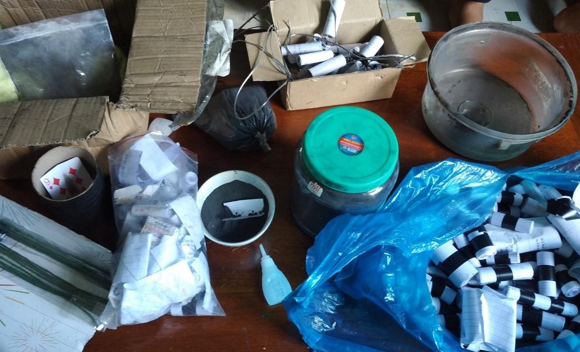 Công an kịp thời phát hiện, ngăn chặn 4 học sinh chế tạo pháo nổ- Ảnh 2. Công an kịp thời phát hiện, ngăn chặn 4 học sinh chế tạo pháo nổ- Ảnh 2.