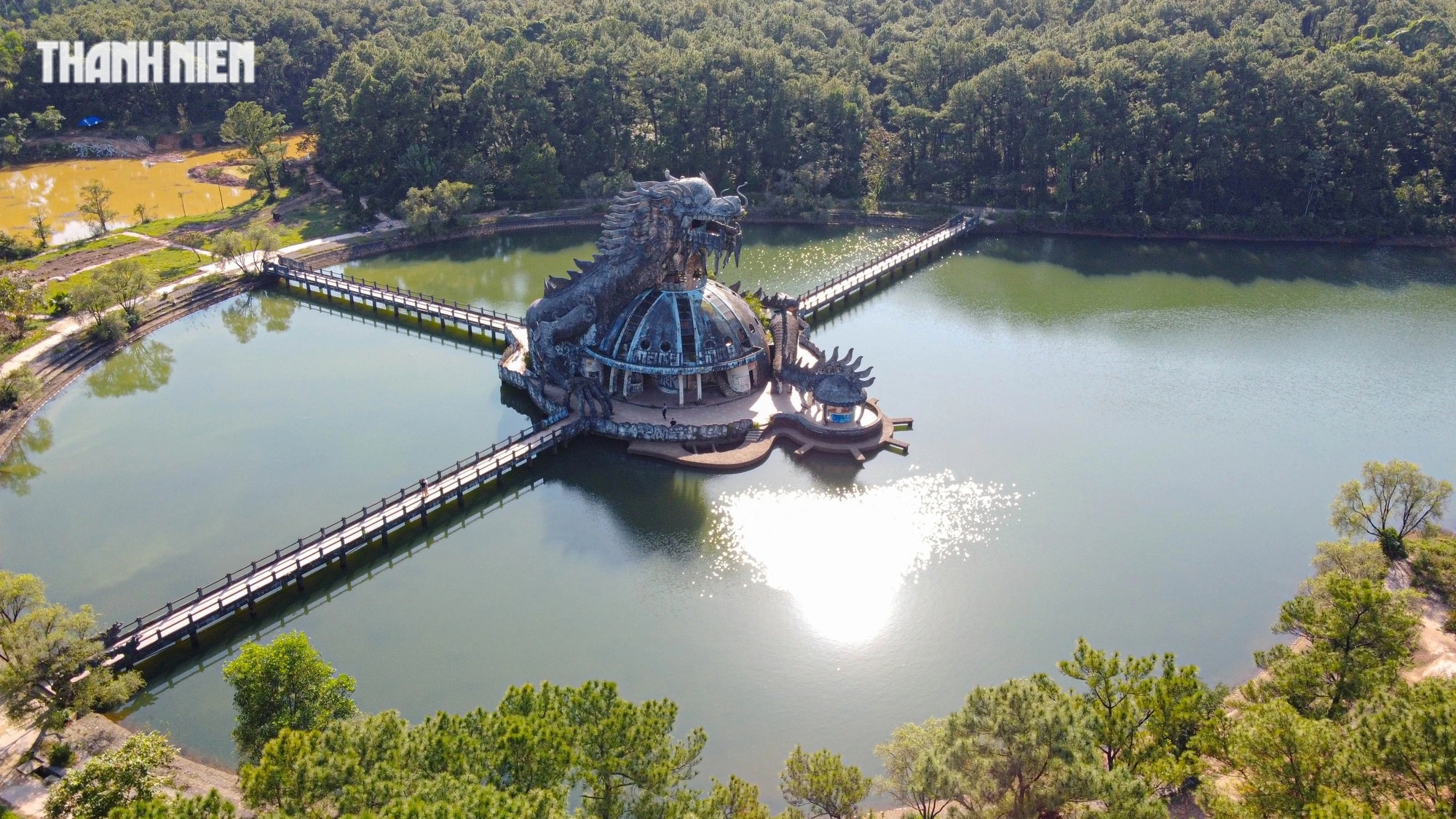 'Rớt tim' cảnh du khách check-in trên đầu rồng khổng lồ tại hồ Thủy Tiên- Ảnh 2.