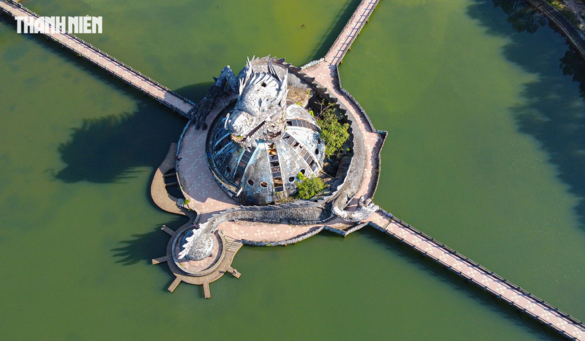 'Rớt tim' cảnh du khách check-in trên đầu rồng khổng lồ tại hồ Thủy Tiên- Ảnh 5.