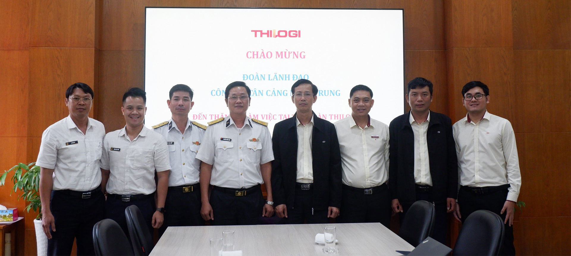 Ông Bùi Minh Trực - Tổng Giám đốc THILOGI (đứng thứ 4 từ phải qua) đón tiếp đoàn lãnh đạo 1920x860