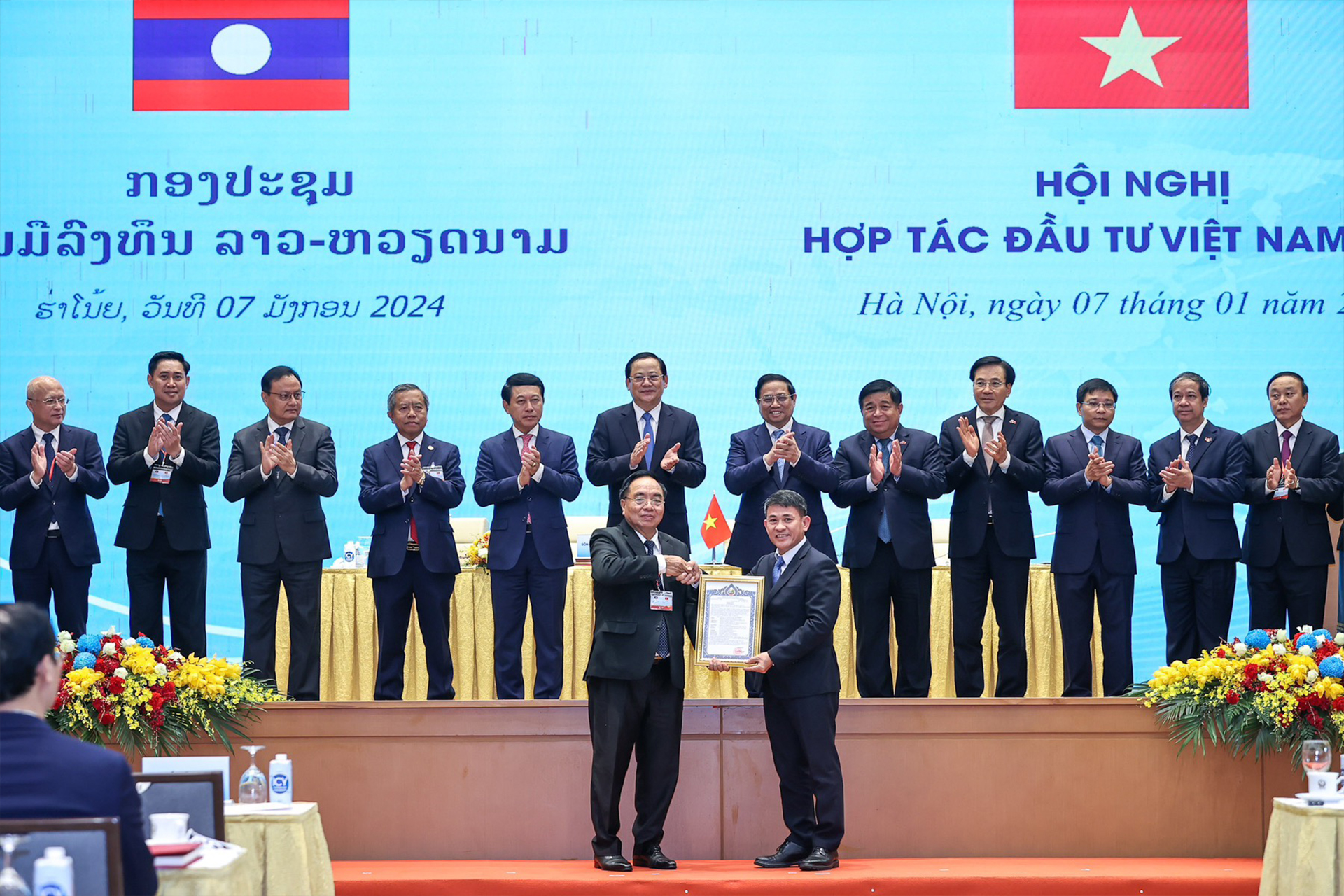Ông Trần Bảo Sơn - Giám đốc Công ty Nam Lào nhận Giấy chứng nhận đầu tư 1920x1280