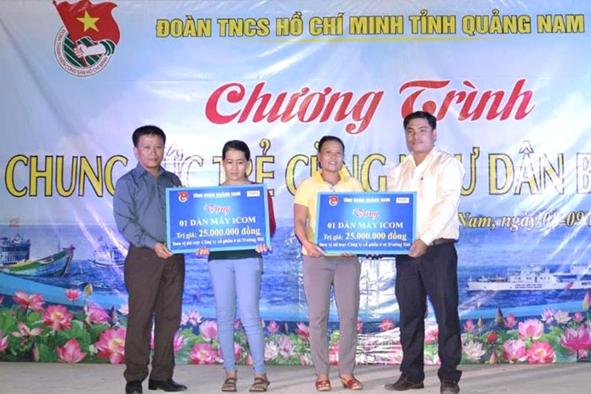 Anh Trần Nhật Quang trao tặng cho ngư dân 2 giàn máy Icom và 10 tủ thuốc trong chương trình “Chung sức cùng ngư dân bám biển” tại Quảng Nam THACO 1
