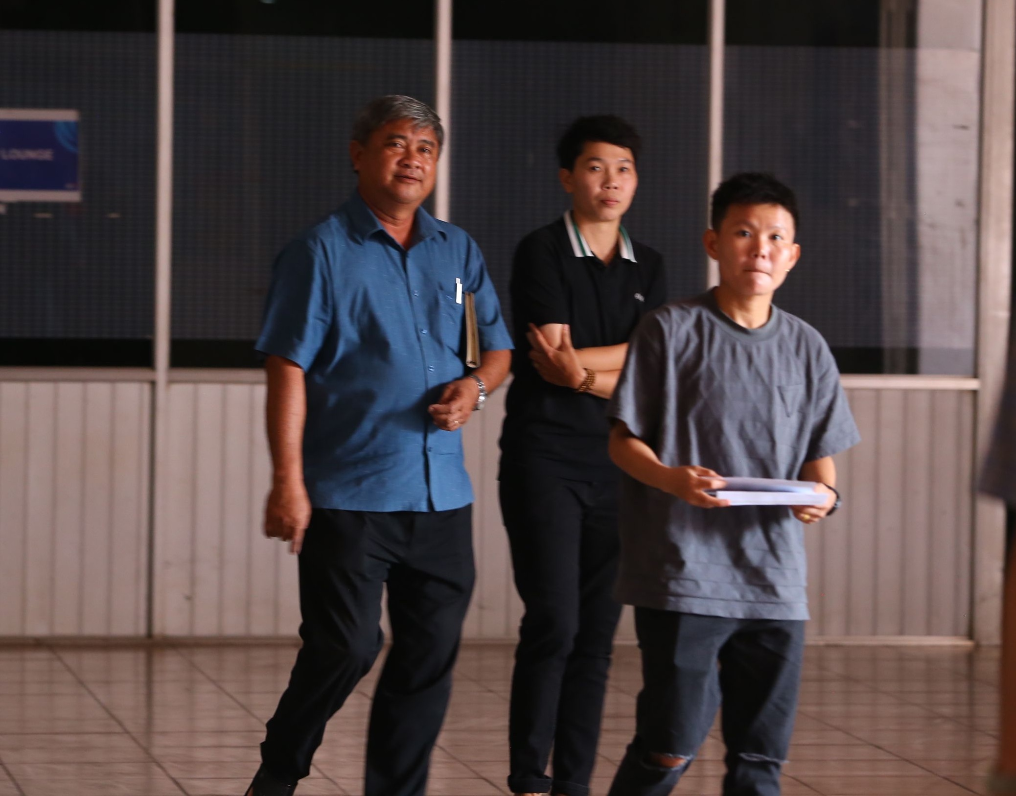 Giám đốc Trung tâm TDTT Thống Nhất Trần Đình Huấn bên các cầu thủ Giám đốc Trung tâm TDTT Thống Nhất Trần Đình Huấn bên các cầu thủ