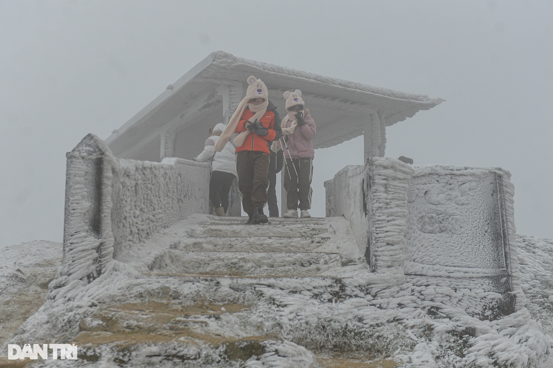 Du khách quấn chăn leo đỉnh Mẫu Sơn trải nghiệm băng giá - 5