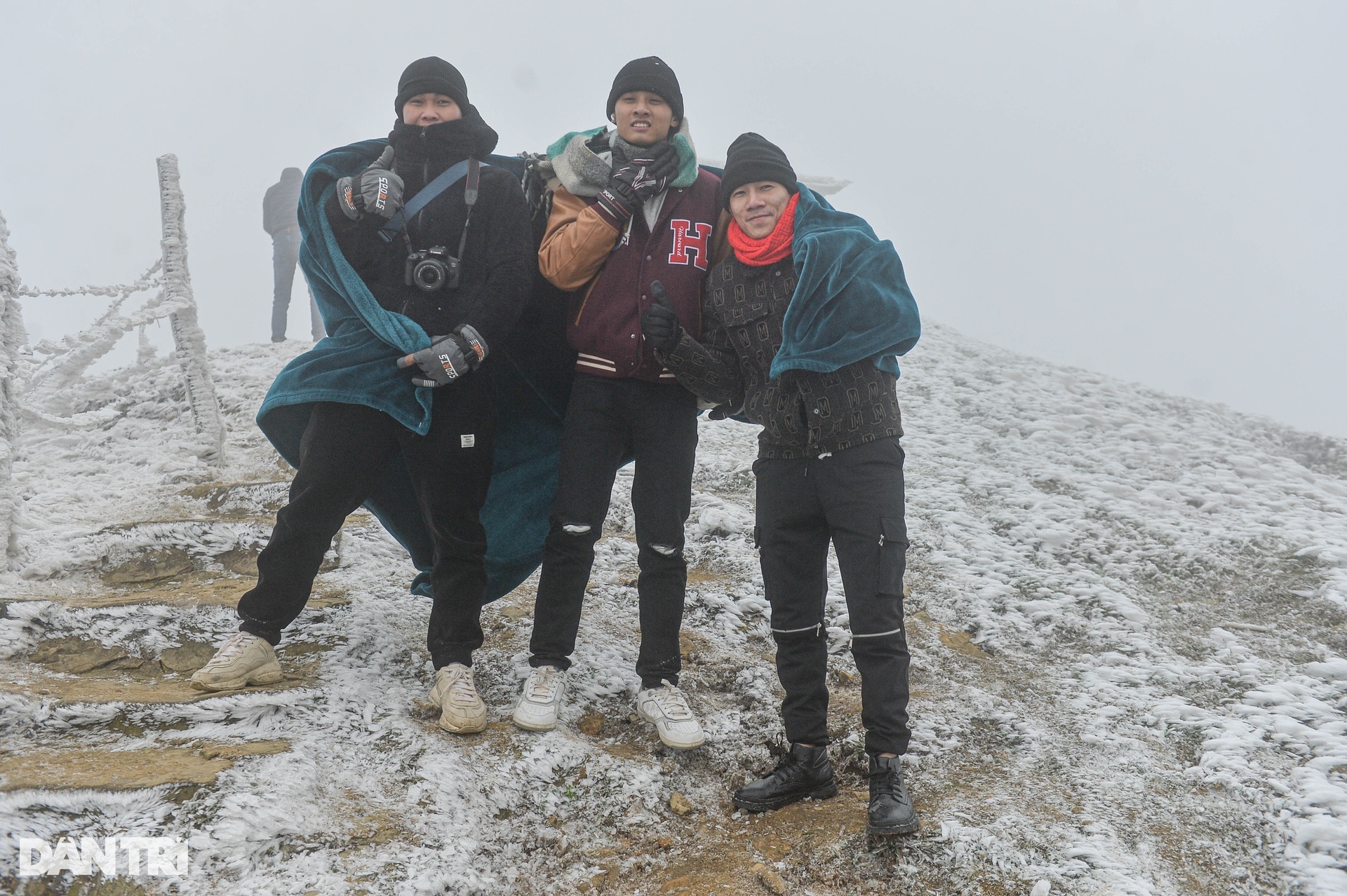 Du khách quấn chăn leo đỉnh Mẫu Sơn trải nghiệm băng giá - 6