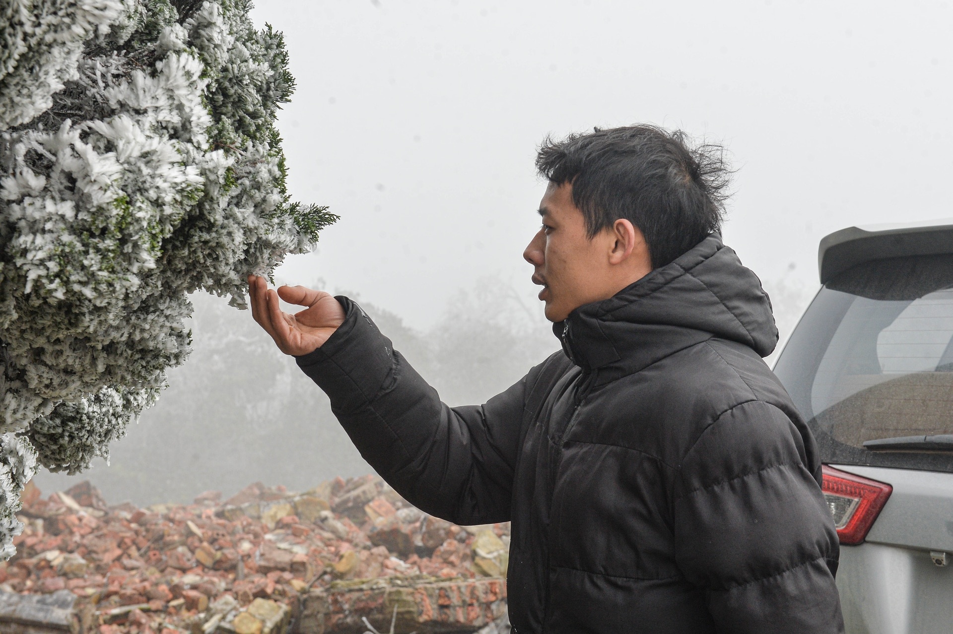 Du khách quấn chăn leo đỉnh Mẫu Sơn trải nghiệm băng giá - 14