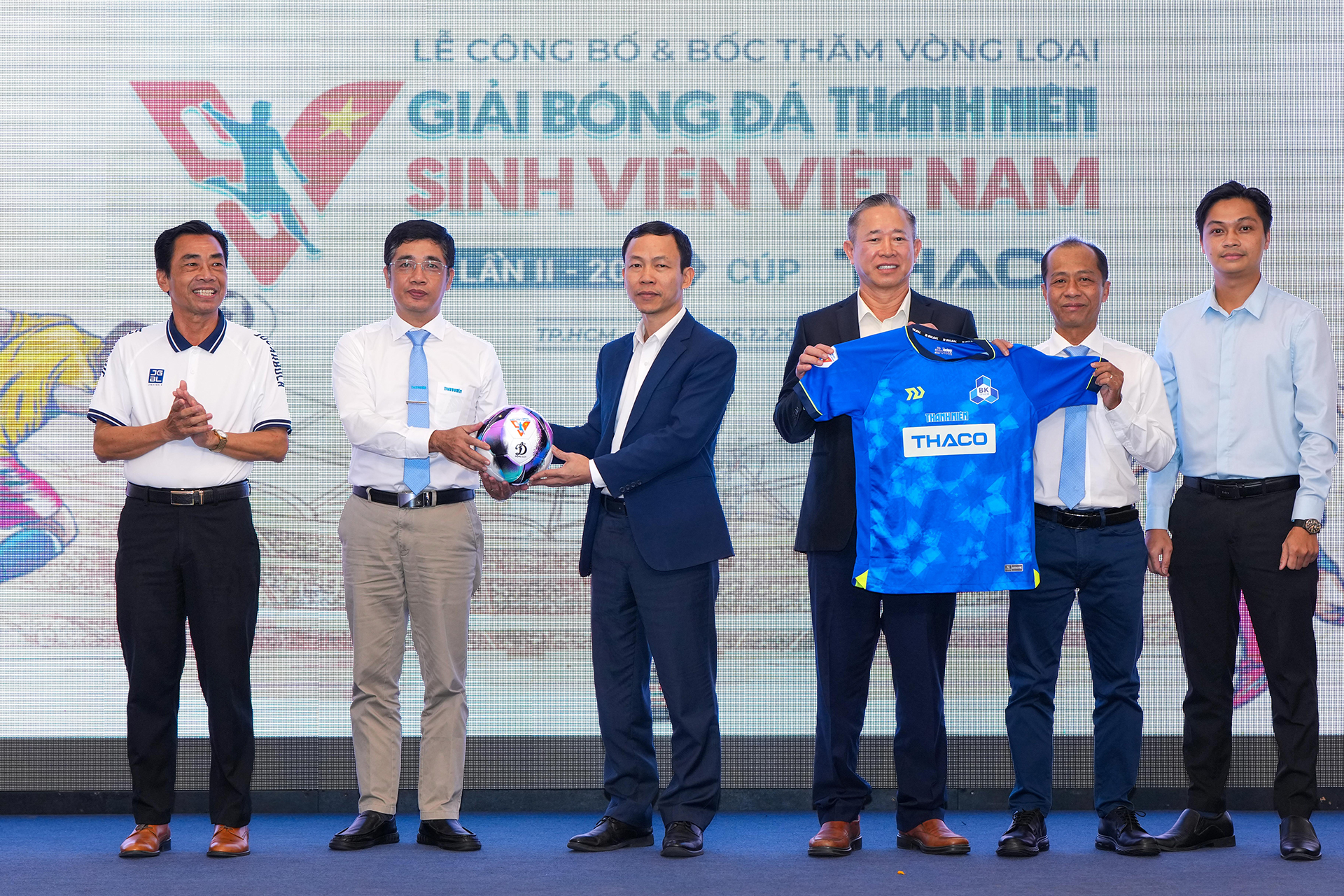 Tổng Giám đốc THACO cùng các đơn vị giới thiệu bóng và trang phục giải đấu năm 2024 THACO 2
