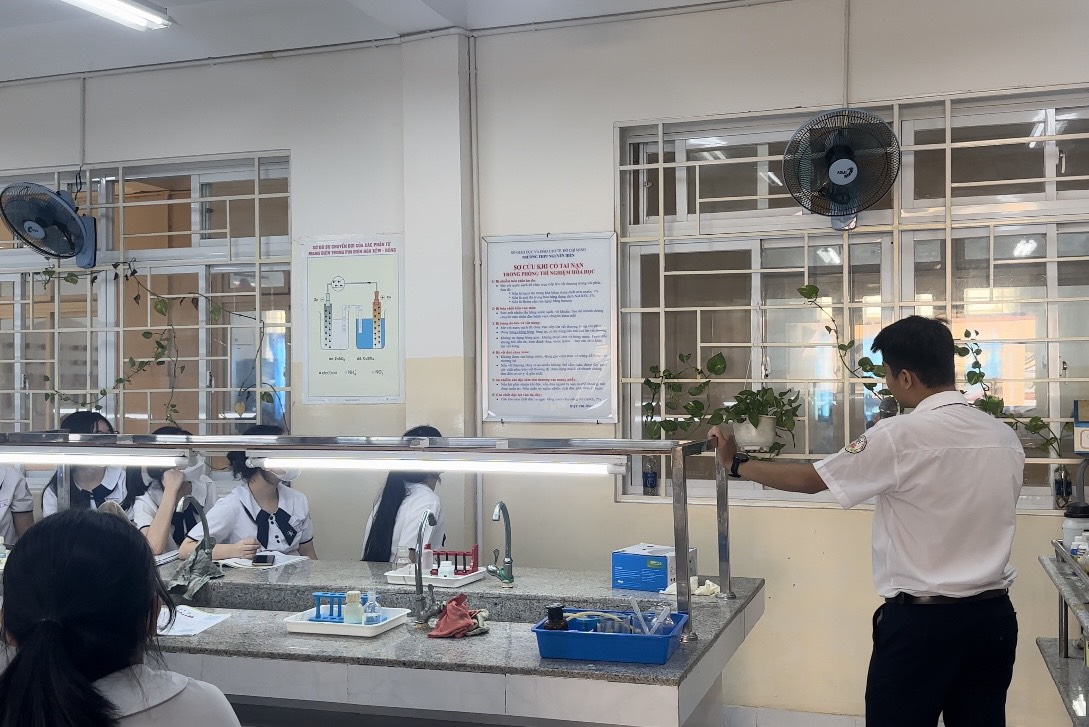 Vụ học sinh bị thương vì nổ ống nghiệm: Làm sao để đảm bảo an toàn?- Ảnh 2. Vụ học sinh bị thương vì nổ ống nghiệm: Làm sao để đảm bảo an toàn?- Ảnh 2.