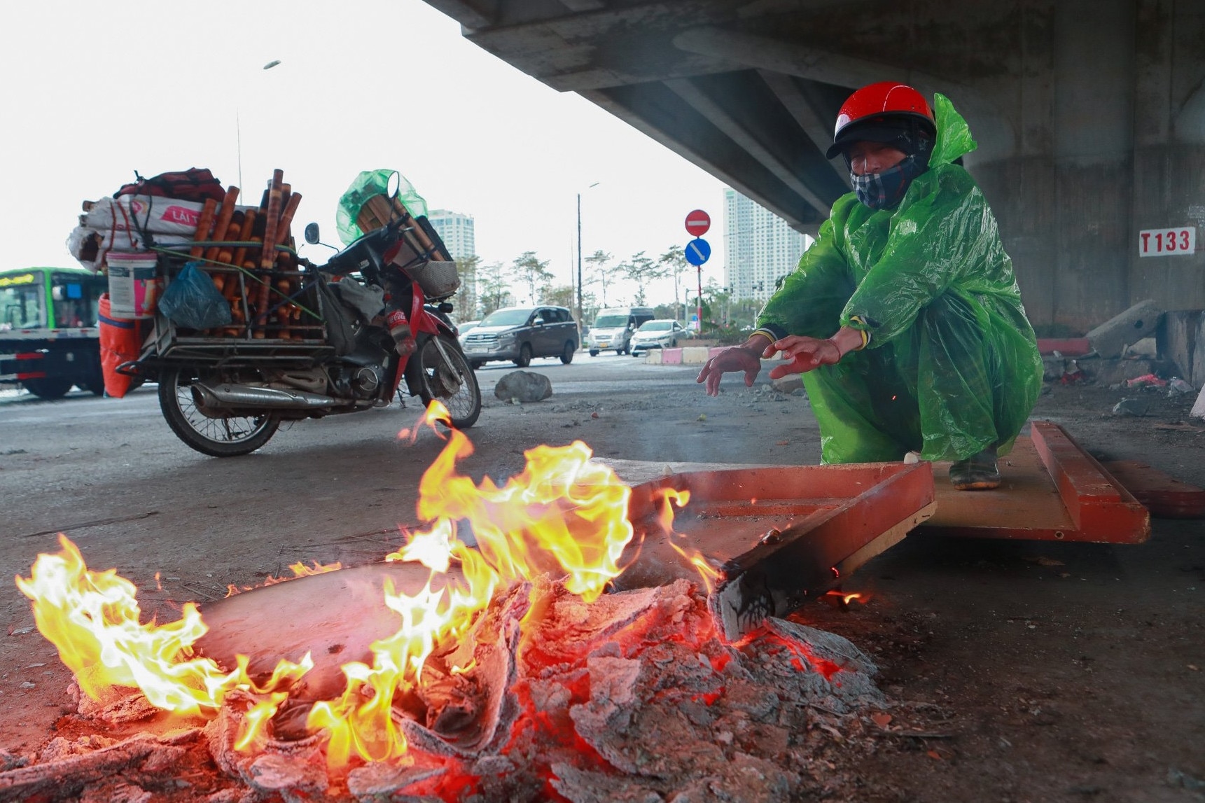 Người lao động đốt lửa chống chọi với rét đậm, đường phố Hà Nội vắng lạ thường