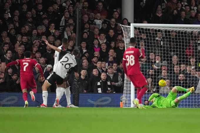 Tiền đạo Luis Diaz (số 7) mừng sau khi ghi bàn mở tỷ số cho Liverpool trong trận hòa Fulham ở lượt về bán kết Cup Liên đoàn Anh trên sân Craven Cottage, London ngày 24/1. Ảnh: AP