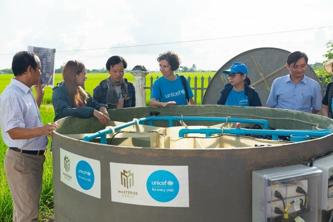 Cán bộ UNICEF và đại diện địa phương lắp đặt thiết bị của nhà vệ sinh không phát thải. Ảnh: UNICEF Việt Nam