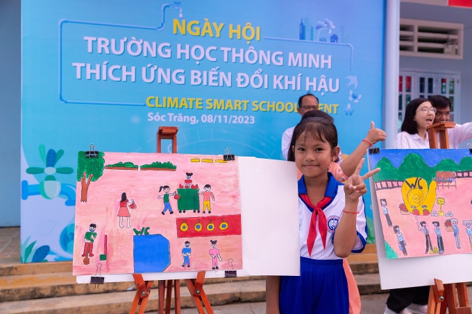 Thông qua các hoạt động vừa học vừa chơi, các học sinh tại trường tiểu học Long Phú C học được các kiến thức về môi trường, vệ sinh và biến đổi khí hậu. Ảnh: