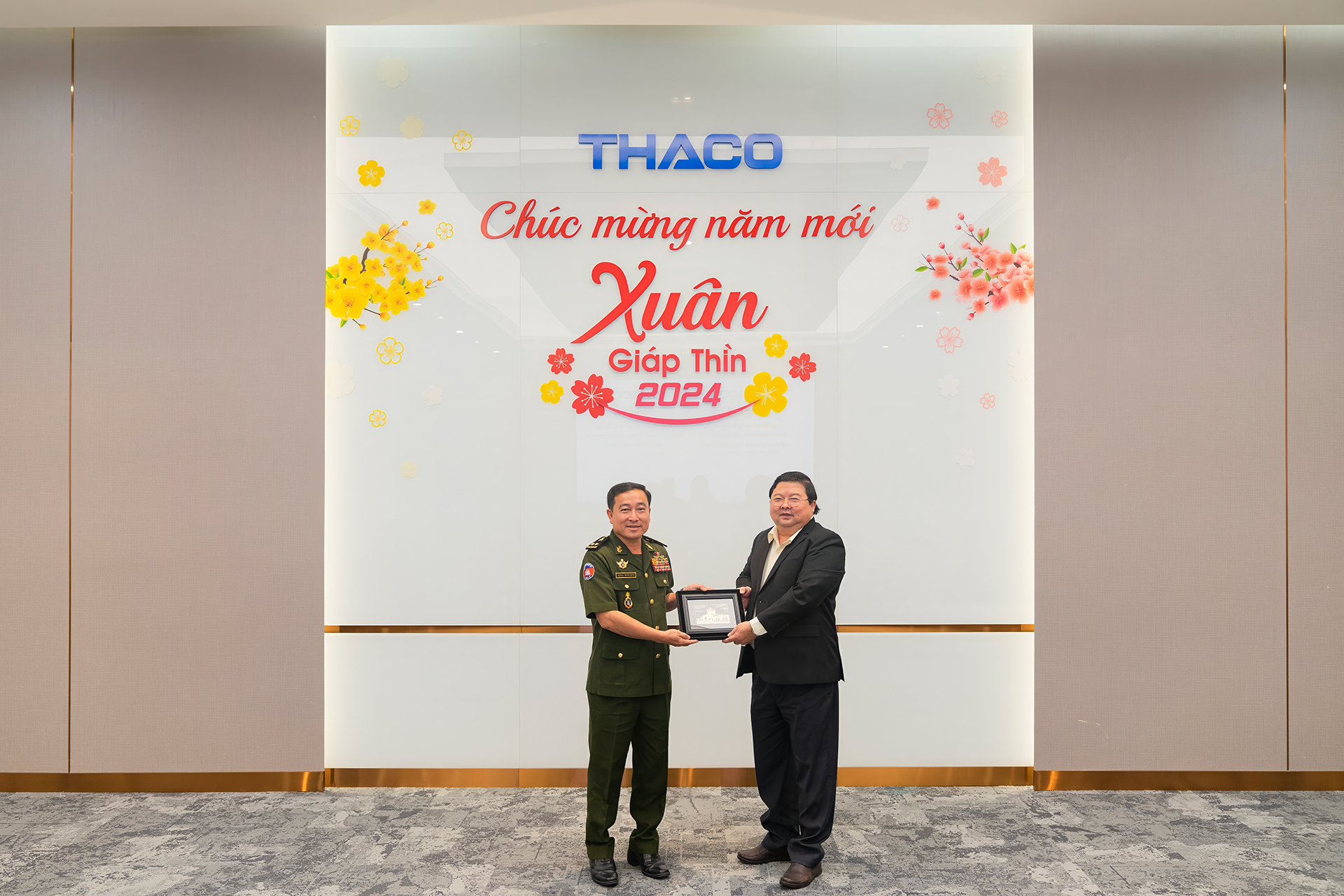 Ngài Trung tướng Dong Mao - Phó Tổng Cục trưởng, Tổng cục dịch vụ quân sự nhận quà lưu niệm từ ông Nguyễn Hùng Minh - Phó Chủ tịch Thường trực HĐQT THACO THACO 2