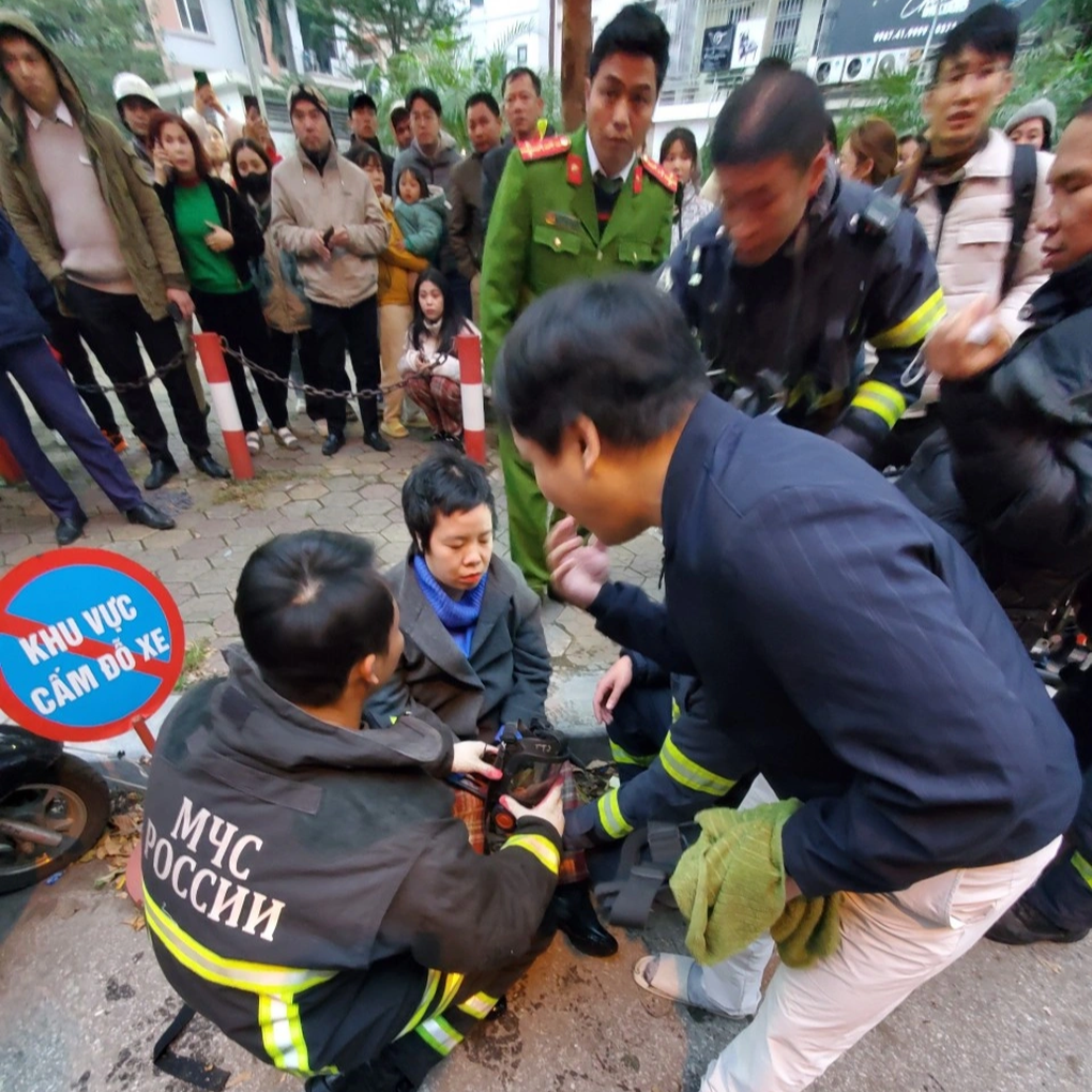 Cháy nhà 6 tầng ở Hà Nội, cảnh sát giải cứu 3 người mắc kẹt - 2 Cháy nhà 6 tầng ở Hà Nội, cảnh sát giải cứu 3 người mắc kẹt - 2