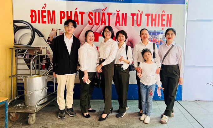 Tuấn (ngoài cùng bên trái) trong một chuyến từ thiện tại Bệnh viện Xanh Pôn, Hà Nội. Ảnh: Nhân vật cung cấp