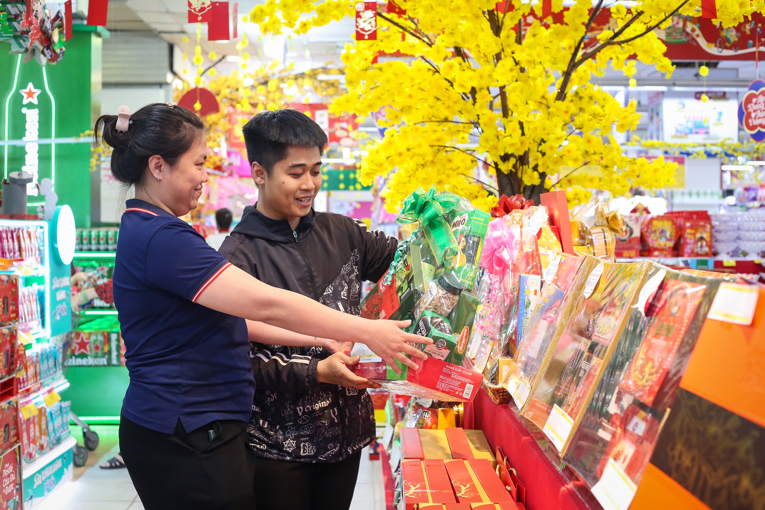 Tết này không lo hàng thiết yếu tăng giá- Ảnh 2. Tết này không lo hàng thiết yếu tăng giá- Ảnh 2.