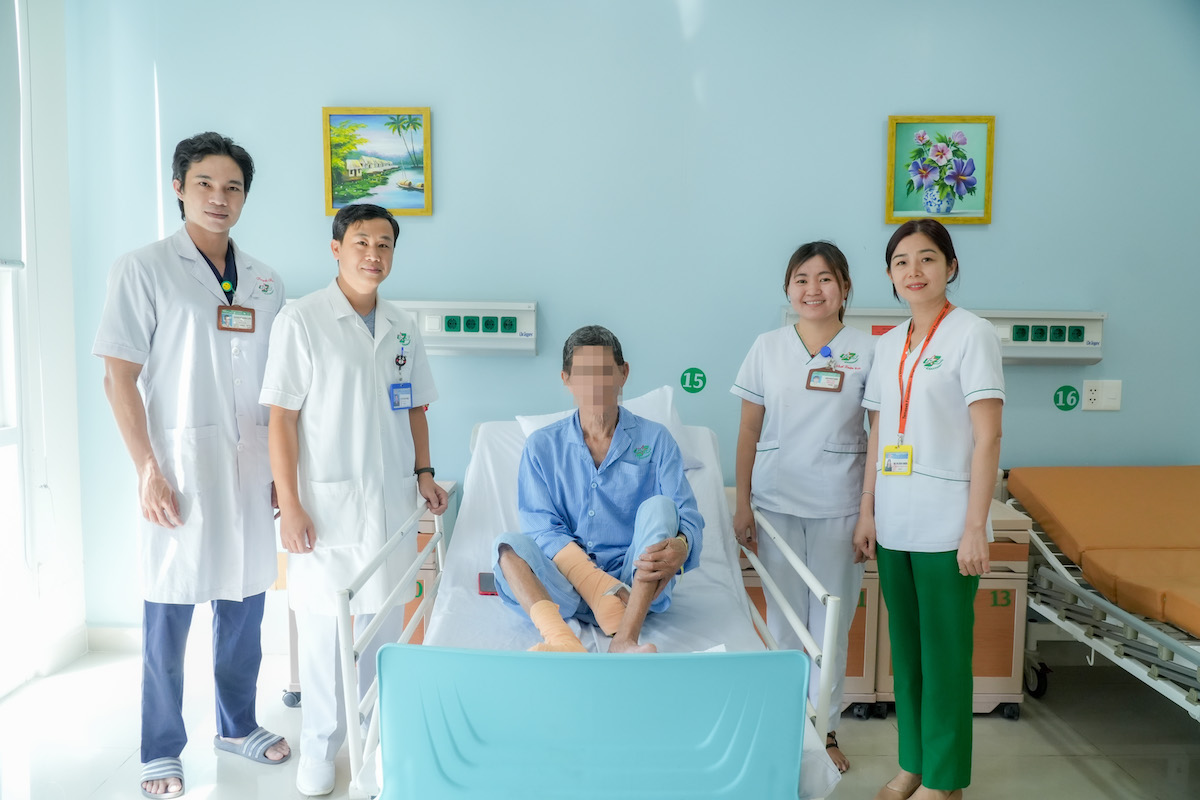 Tai nạn lao động khiến cụ ông bị mất da toàn bộ mu bàn chân- Ảnh 2. Tai nạn lao động khiến cụ ông bị mất da toàn bộ mu bàn chân- Ảnh 2.