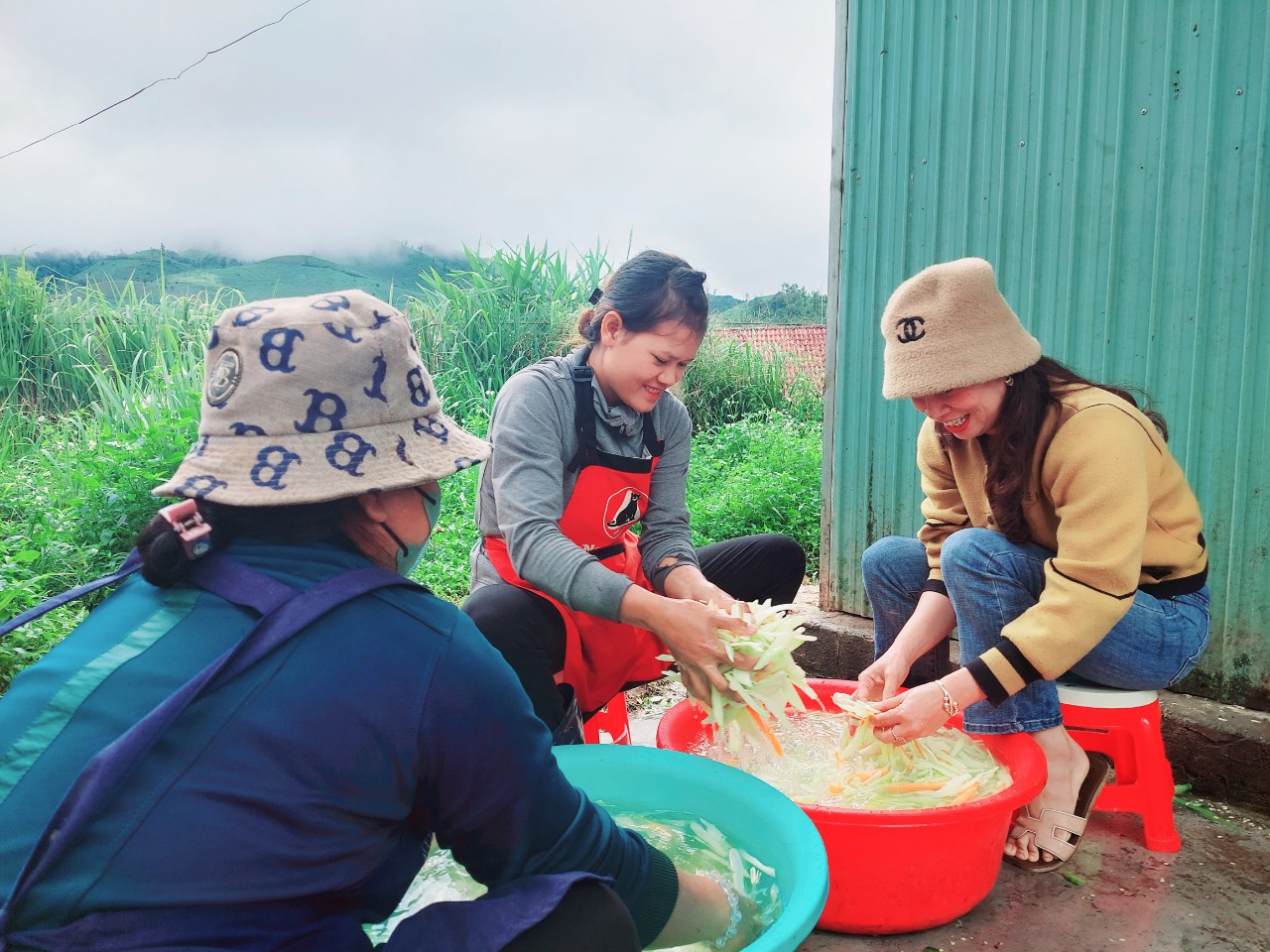 Giữ chân học sinh bằng bữa cơm "cô nuôi" - Ảnh 2. Giữ chân học sinh bằng bữa cơm "cô nuôi" - Ảnh 2.