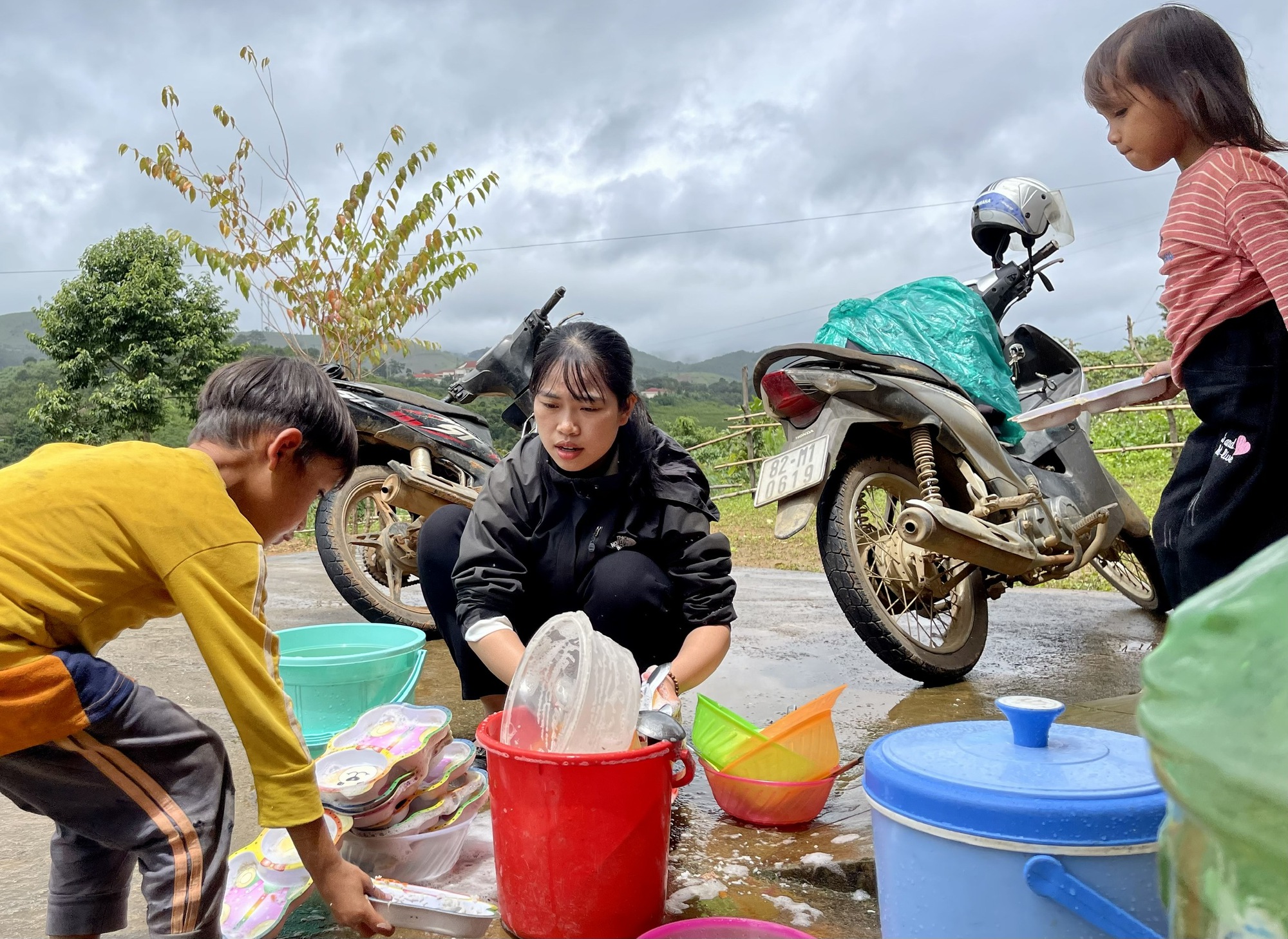 Giữ chân học sinh bằng bữa cơm "cô nuôi" - Ảnh 6. Giữ chân học sinh bằng bữa cơm "cô nuôi" - Ảnh 6.
