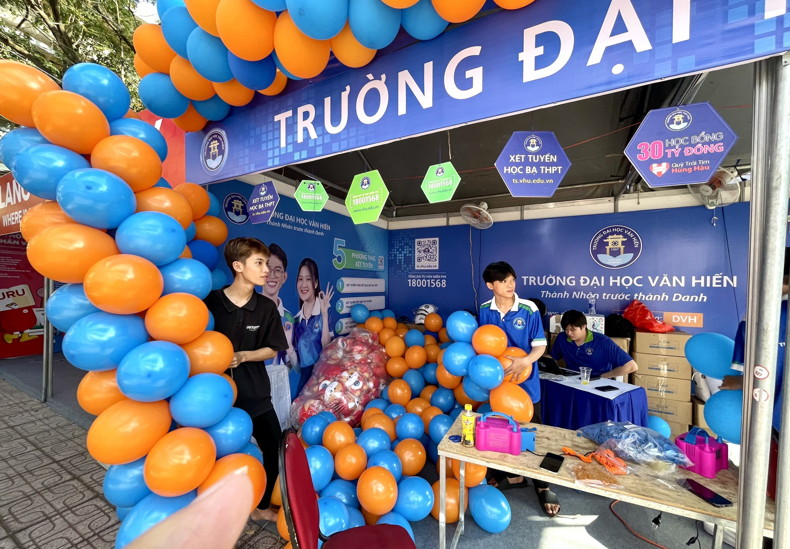 Tư vấn mùa thi 2024: Trải nghiệm độc đáo tại các gian hàng triển lãm- Ảnh 3. Tư vấn mùa thi 2024: Trải nghiệm độc đáo tại các gian hàng triển lãm- Ảnh 3.