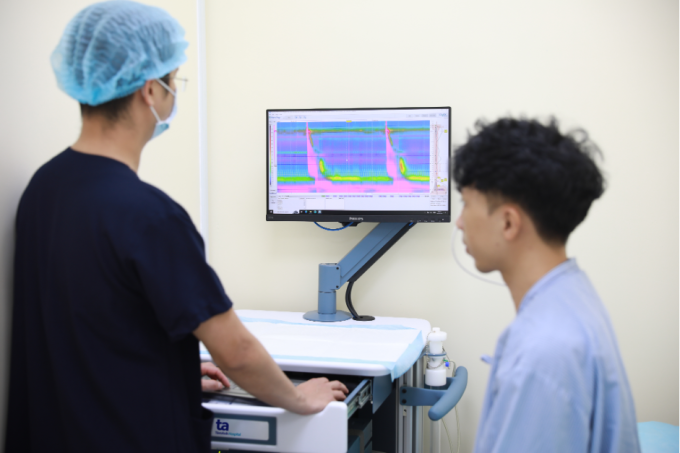 Người bệnh được đo áp lực thực quản độ phân giải cao (HRM). Ảnh: Bệnh viện cung cấp