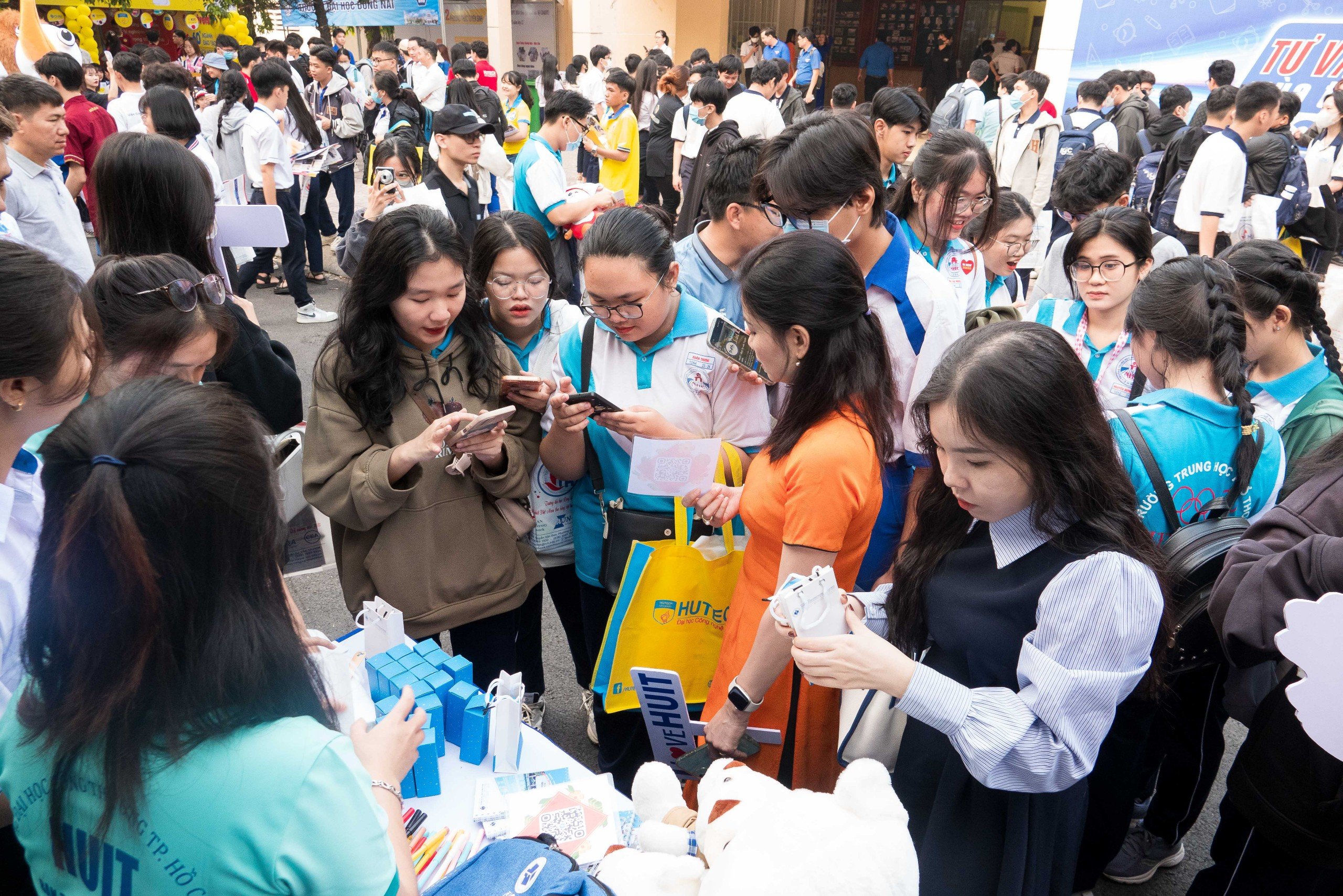 Khai mạc Tư vấn mùa thi 2024: Làm sao để trúng tuyển đúng nguyện vọng yêu thích?- Ảnh 6. Khai mạc Tư vấn mùa thi 2024: Làm sao để trúng tuyển đúng nguyện vọng yêu thích?- Ảnh 6.