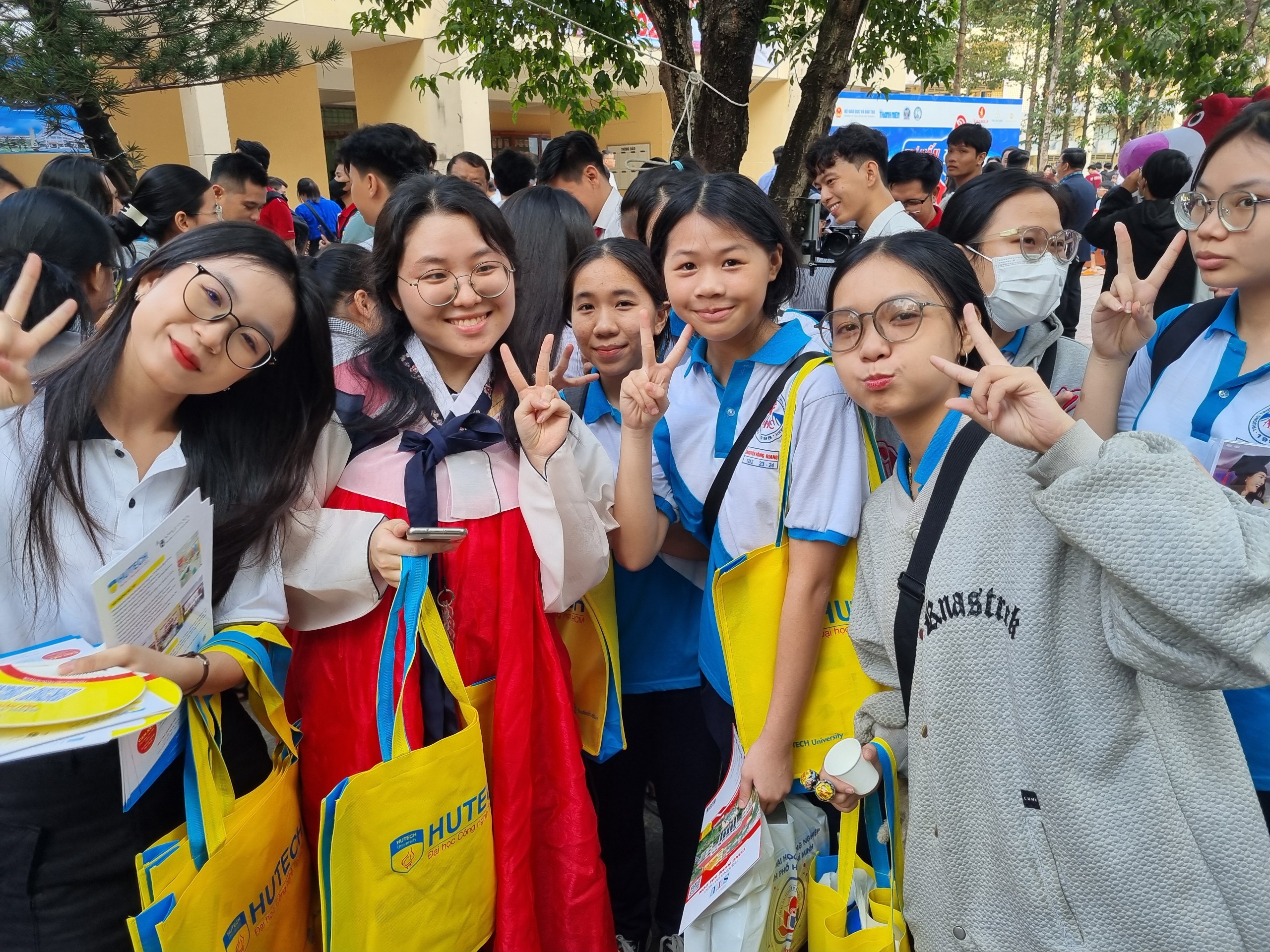 Khai mạc Tư vấn mùa thi 2024: Làm sao để trúng tuyển đúng nguyện vọng yêu thích?- Ảnh 7. Khai mạc Tư vấn mùa thi 2024: Làm sao để trúng tuyển đúng nguyện vọng yêu thích?- Ảnh 7.