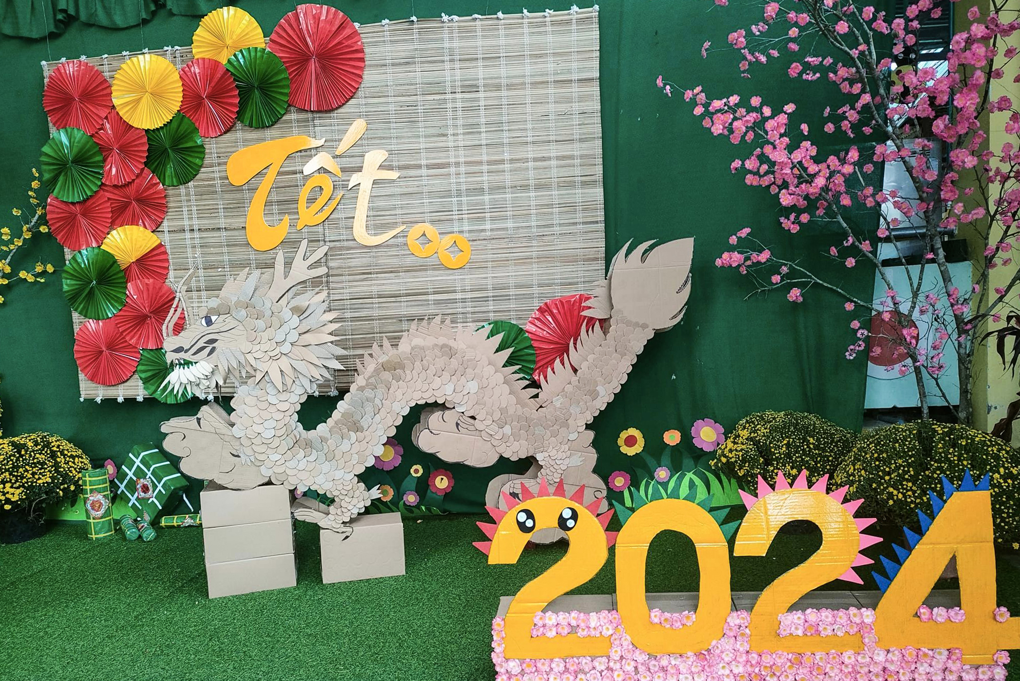 Linh vật rồng làm bằng bìa carton của các giáo viên mầm non nhận ‘mưa lời khen’- Ảnh 2. Linh vật rồng làm bằng bìa carton của các giáo viên mầm non nhận ‘mưa lời khen’- Ảnh 2.