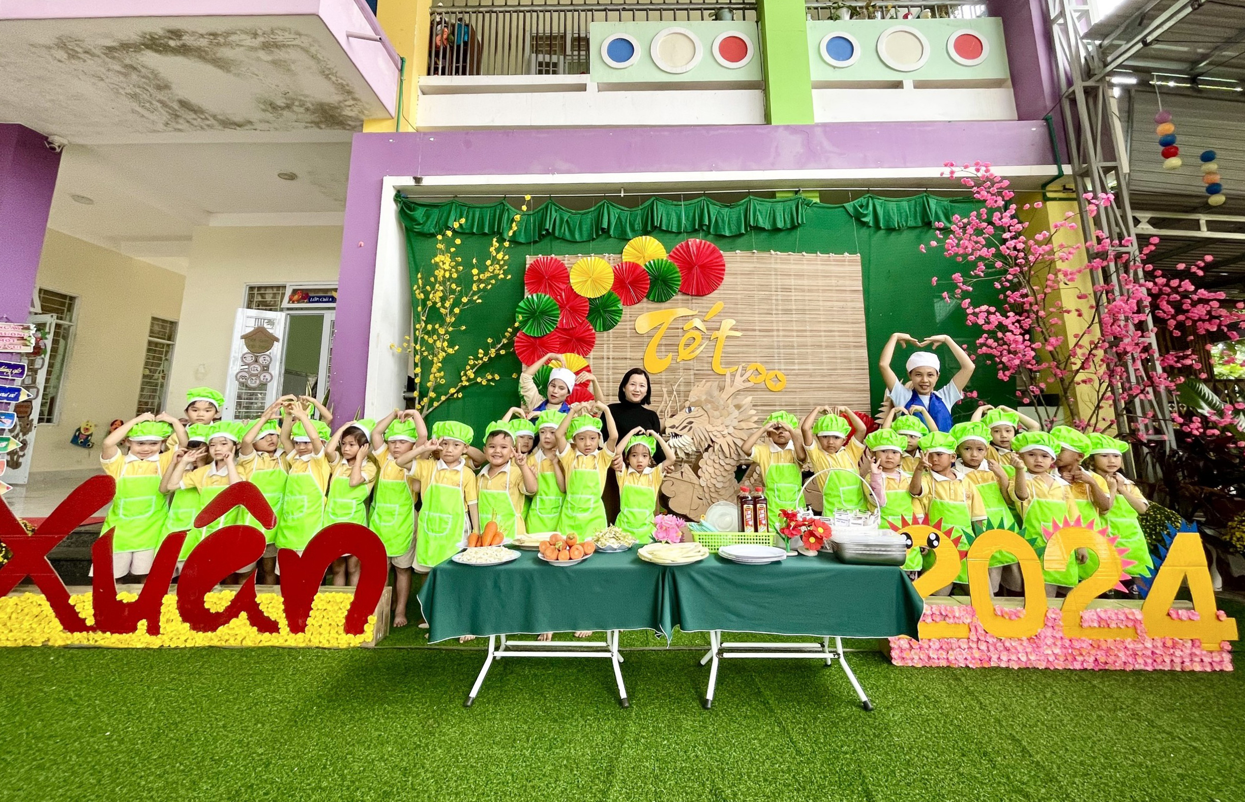 Linh vật rồng làm bằng bìa carton của các giáo viên mầm non nhận ‘mưa lời khen’- Ảnh 3. Linh vật rồng làm bằng bìa carton của các giáo viên mầm non nhận ‘mưa lời khen’- Ảnh 3.