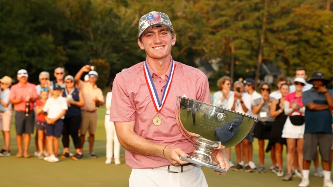 Dunlap nâng cup vô địch US Junior Amateur năm 2021. Ảnh: USGA Museum