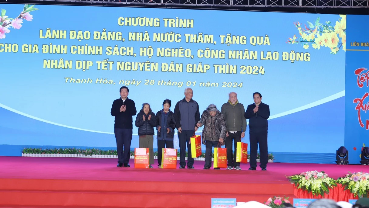 Thủ tướng Phạm Minh Chính thăm, tặng quà người nghèo và công nhân tại Thanh Hóa- Ảnh 3. Thủ tướng Phạm Minh Chính thăm, tặng quà người nghèo và công nhân tại Thanh Hóa- Ảnh 3.