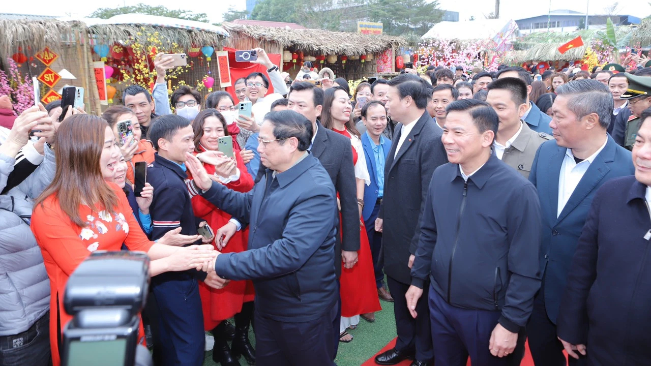 Thủ tướng Phạm Minh Chính thăm, tặng quà người nghèo và công nhân tại Thanh Hóa- Ảnh 2. Thủ tướng Phạm Minh Chính thăm, tặng quà người nghèo và công nhân tại Thanh Hóa- Ảnh 2.