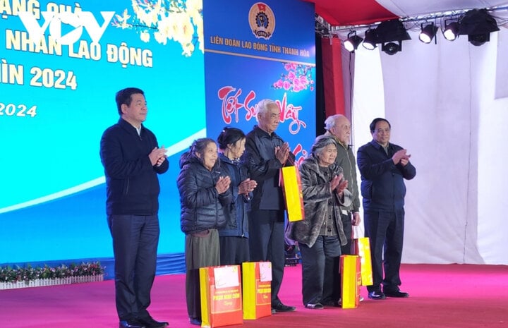 Thủ tướng Phạm Minh Chính tặng quà gia đình chính sách, hộ nghèo, công nhân lao động.