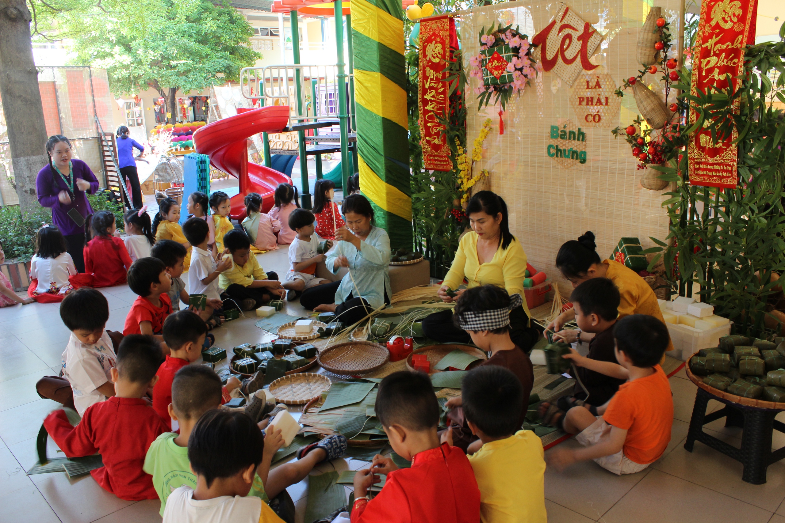 Trẻ mầm non TP.HCM khắc dưa hấu, gói bánh chưng đón tết sớm- Ảnh 2. Trẻ mầm non TP.HCM khắc dưa hấu, gói bánh chưng đón tết sớm- Ảnh 2.
