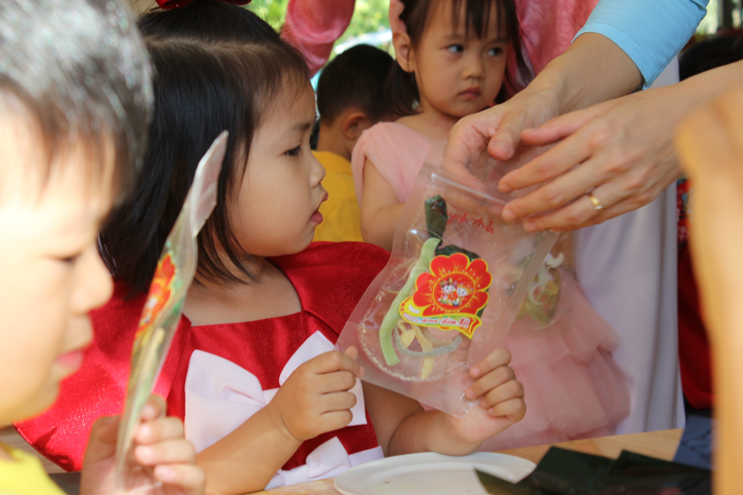 Trẻ mầm non TP.HCM khắc dưa hấu, gói bánh chưng đón tết sớm- Ảnh 10. Trẻ mầm non TP.HCM khắc dưa hấu, gói bánh chưng đón tết sớm- Ảnh 10.