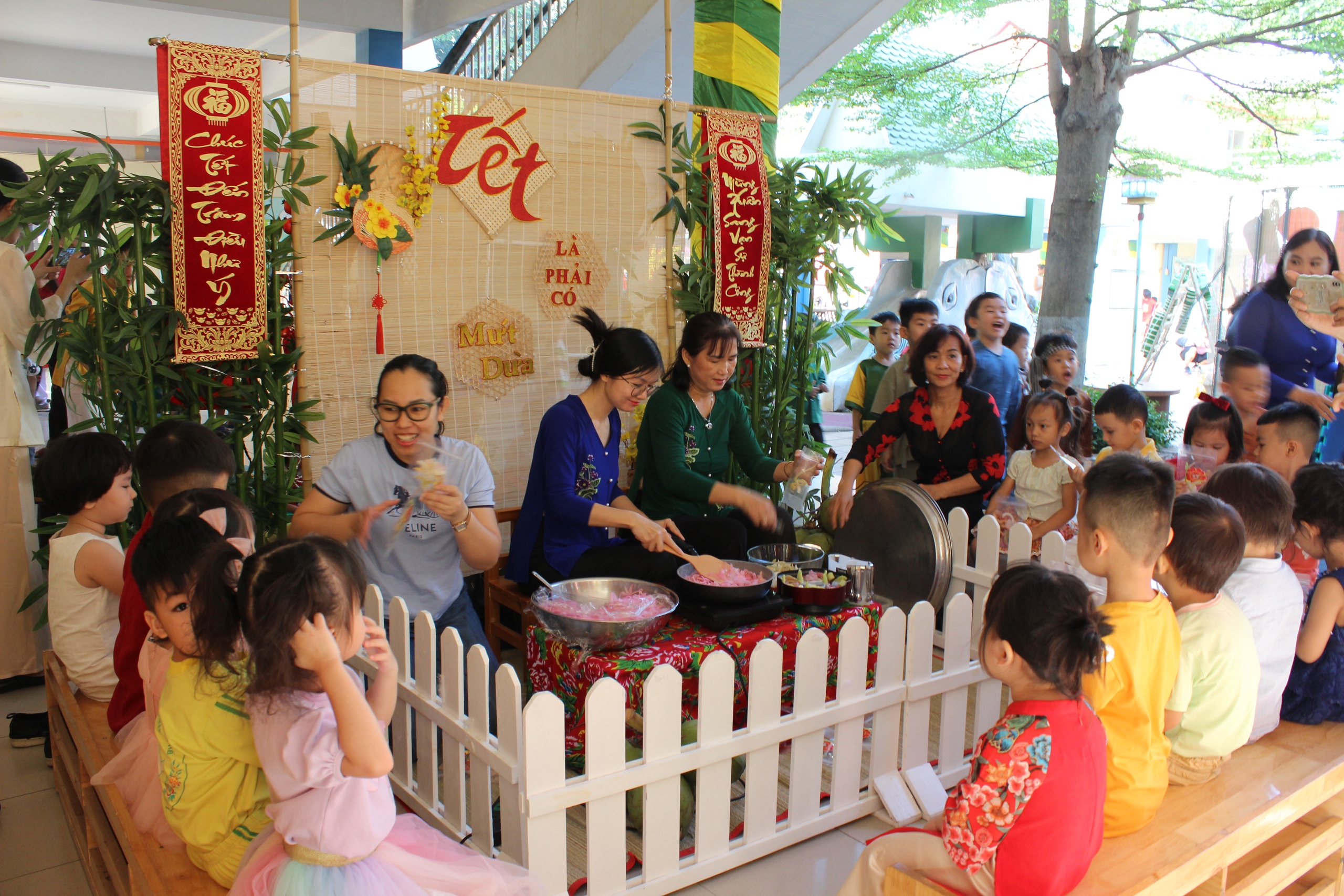 Trẻ mầm non TP.HCM khắc dưa hấu, gói bánh chưng đón tết sớm- Ảnh 14. Trẻ mầm non TP.HCM khắc dưa hấu, gói bánh chưng đón tết sớm- Ảnh 14.