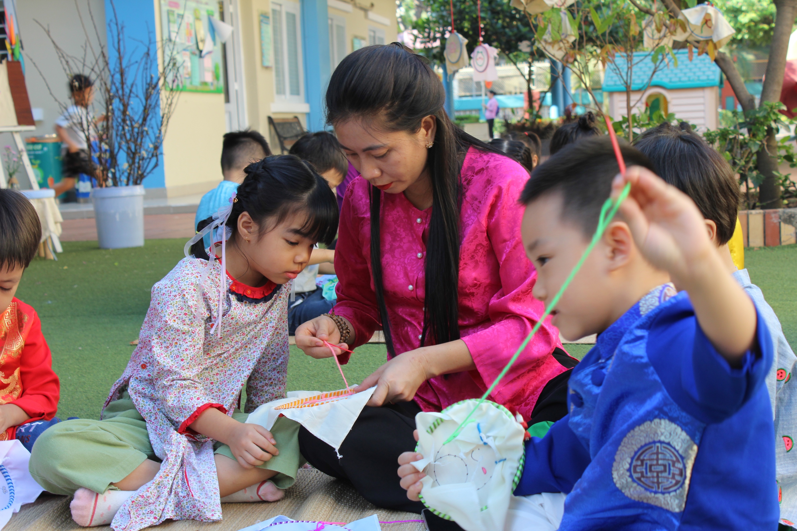 Trẻ mầm non TP.HCM khắc dưa hấu, gói bánh chưng đón tết sớm- Ảnh 15. Trẻ mầm non TP.HCM khắc dưa hấu, gói bánh chưng đón tết sớm- Ảnh 15.