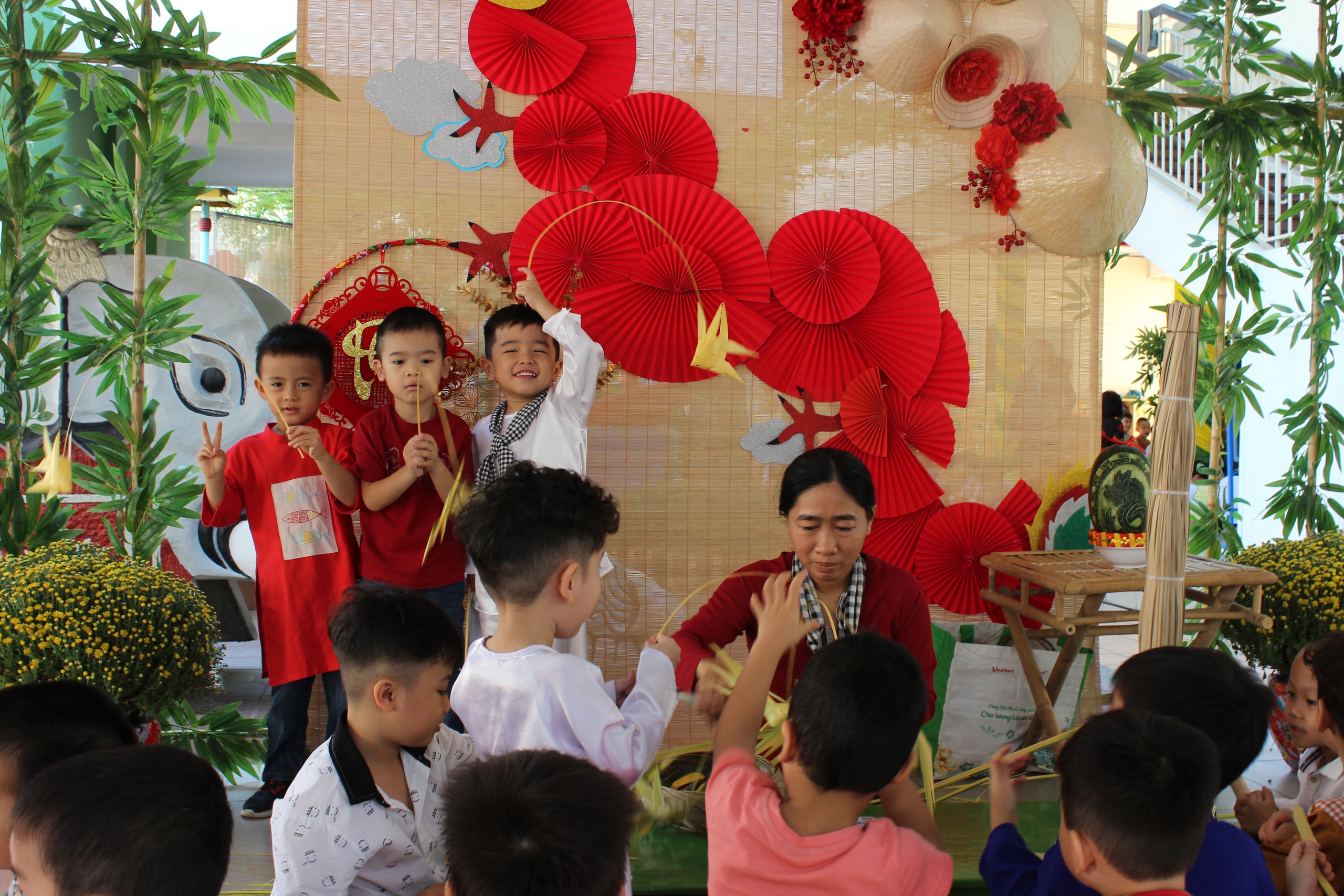 Trẻ mầm non TP.HCM khắc dưa hấu, gói bánh chưng đón tết sớm- Ảnh 17. Trẻ mầm non TP.HCM khắc dưa hấu, gói bánh chưng đón tết sớm- Ảnh 17.