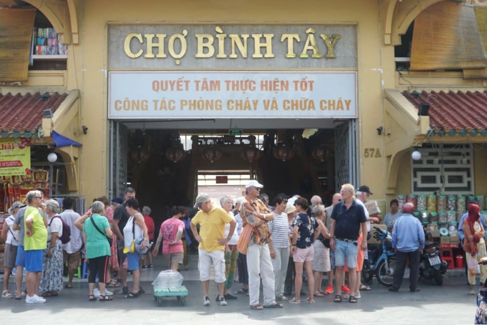 Chợ Bình Tây (Quận 6) thu hút đông đảo khách quốc tế đến tham quan. Ảnh: Thanh Chân