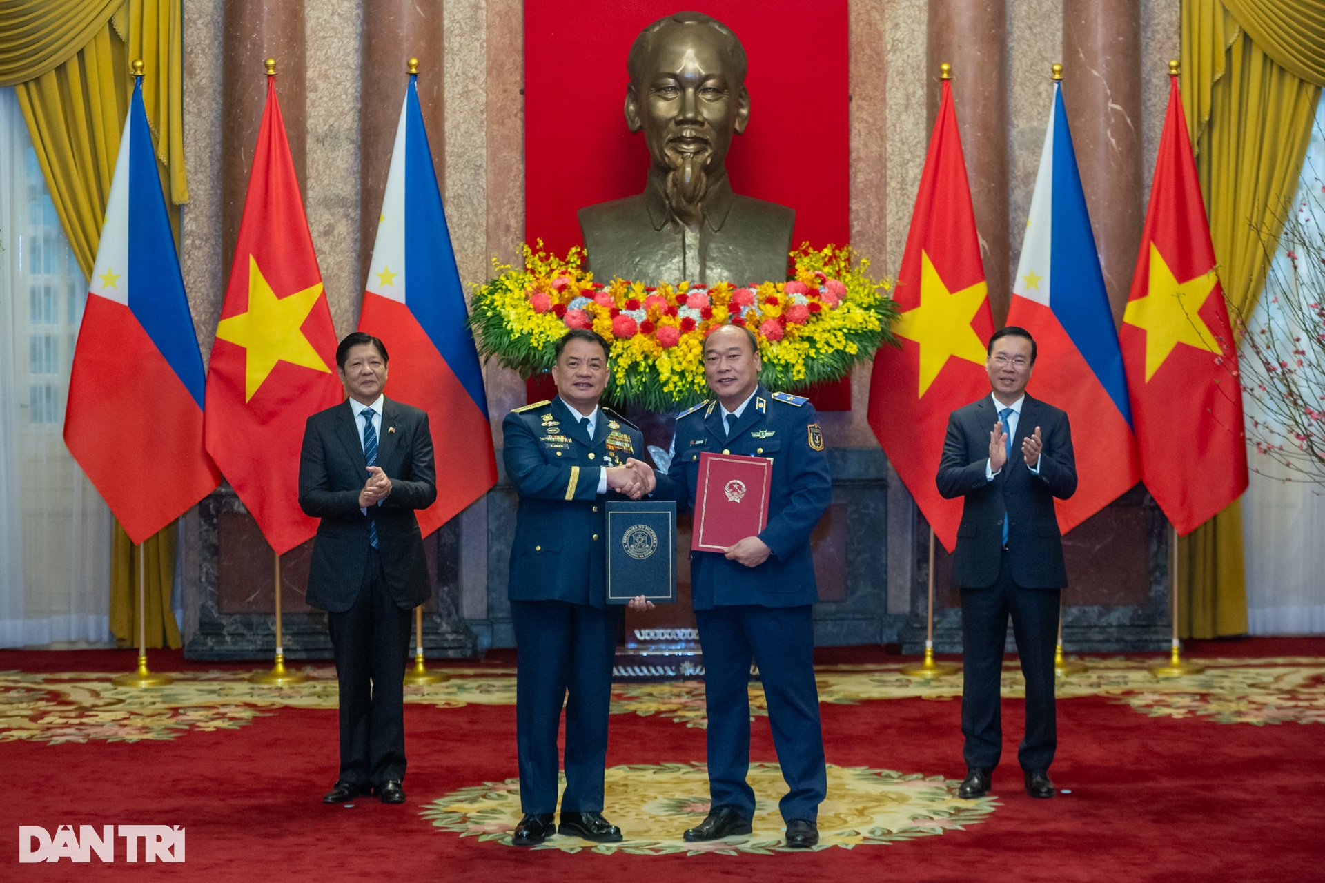 Việt Nam bắn 21 phát đại bác chào đón Tổng thống Philippines - 8 Việt Nam bắn 21 phát đại bác chào đón Tổng thống Philippines - 8