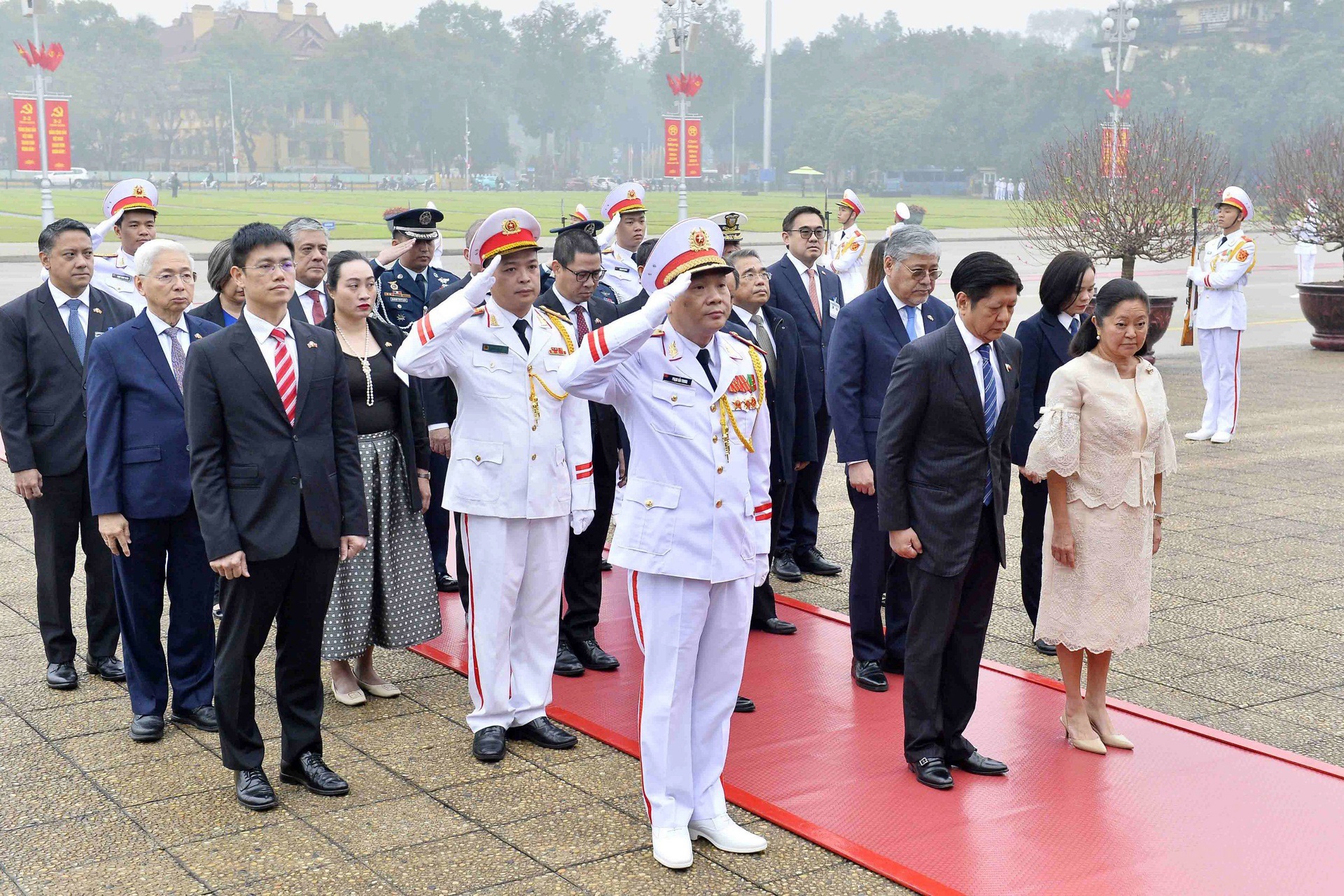 Việt Nam bắn 21 phát đại bác chào đón Tổng thống Philippines - 10 Việt Nam bắn 21 phát đại bác chào đón Tổng thống Philippines - 10